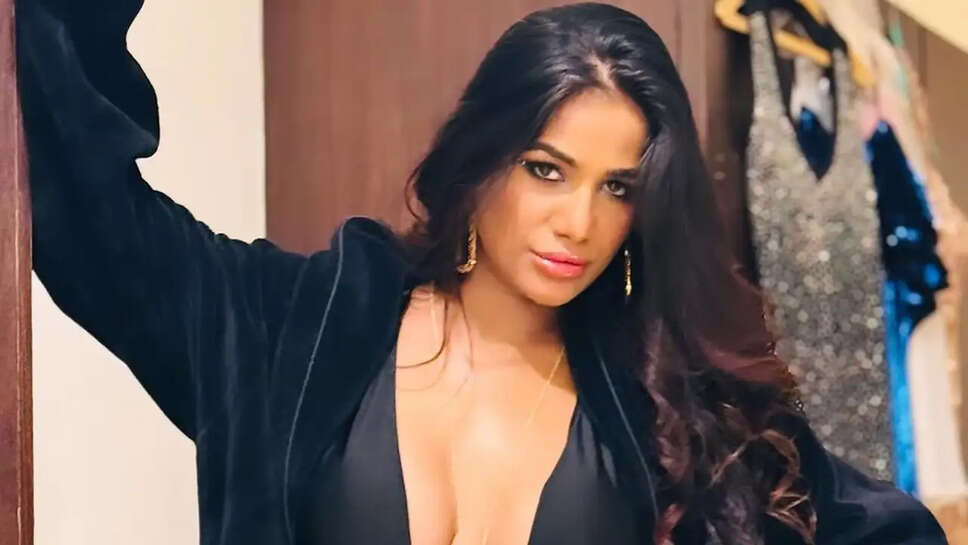 Poonam Pandey की विवादास्पद घोषणा: कैसे एक पल ने बदल दी उनकी जिंदगी?