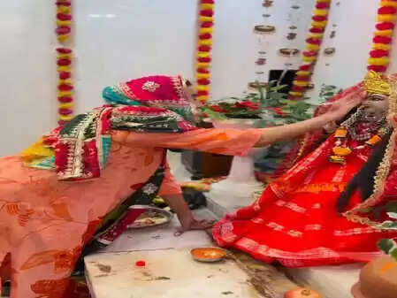 महाअष्टमी पर अक्षरा सिंह ने माता रानी को अर्पित किए पान, जानें उनकी भक्ति की कहानी