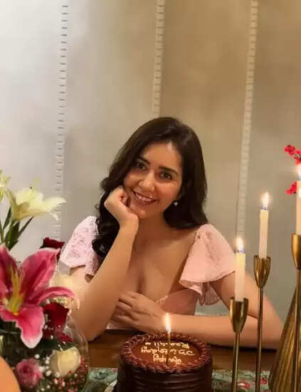 राशि खन्ना का 35वां जन्मदिन: प्यार और शांति से भरा खास जश्न!