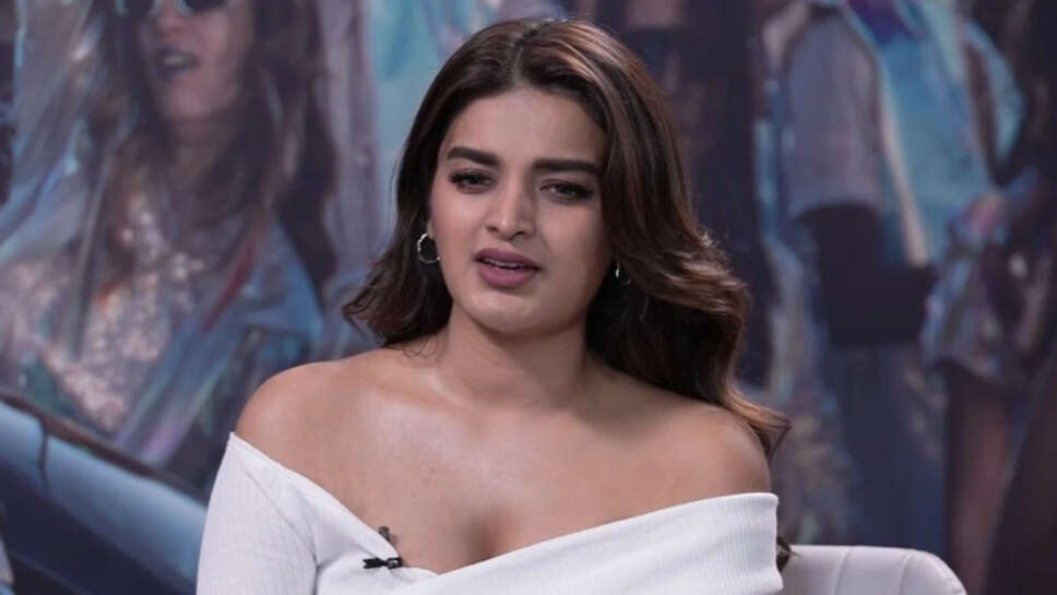 Nidhhi Agerwal ने The Raja Saab इवेंट में भीड़ से घिरे होने पर की प्रतिक्रिया