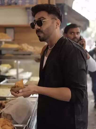 क्या आगरा के समोसे के लिए दिल्ली से पहुंचे अपारशक्ति खुराना? जानें उनकी दिलचस्प यात्रा!