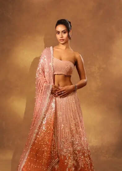 क्या आप जानते हैं कि मनीष मल्होत्रा ने करीना की ड्रेस से प्रेरित नया आउटफिट तैयार किया है?