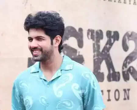 क्या 'पराशक्ति' के निर्माता देव रामनाथ ने विजय के फैंस को चेतावनी दी? जानें सच्चाई!