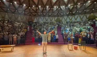 अनुपम खेर का नाटक 'कुछ भी हो सकता है': दर्द को भुलाकर दी शानदार परफॉर्मेंस!