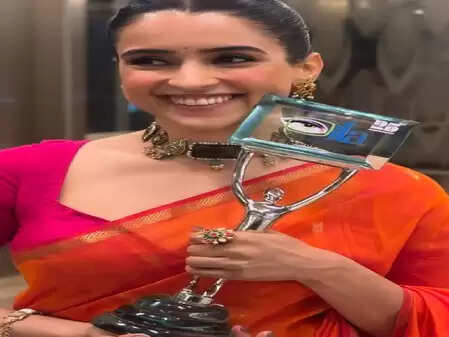 सान्या मल्होत्रा ने जीते दो अवॉर्ड, जानें उनकी फिल्म 'मिसेज' की खासियत!