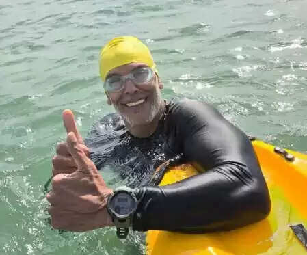 क्या है मिलिंद सोमन की फिटनेस का राज? 15 किमी तैराकी में तोड़ा अपना ही रिकॉर्ड!