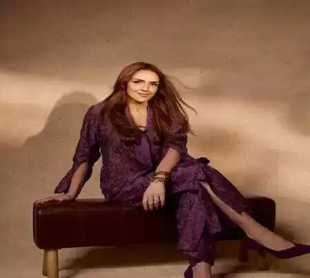 ईशा देओल का सोशल मीडिया पर बने रहना: पिता धर्मेंद्र के निधन के बाद की भावनाएं