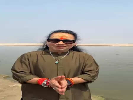 कैलाश खेर का गंगा के किनारे सुकून भरा पल: मिर्जापुर में भक्ति का अनुभव