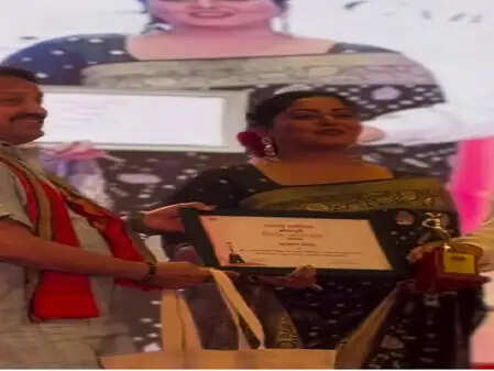 भोजपुरी सिनेमा में अंजना सिंह का जलवा: 'छोटकी दीदी बड़की दीदी' के लिए मिला बेस्ट एक्ट्रेस अवॉर्ड!