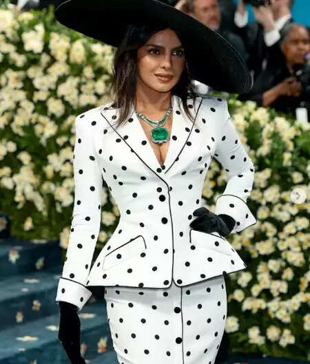 क्या आपने देखा मेट गाला में भारतीय सितारों का फैशन जलवा? प्रियंका से शाहरुख तक सबका लुक था खास!