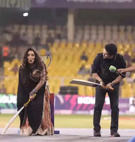 रुपाली गांगुली ने आईएसपीएल इवेंट में बिग बी और तेंदुलकर के साथ किया धमाल!