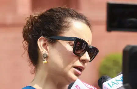 कंगना रनौत ने 'सरके चुनर तेरी' गाने पर उठाया सवाल, बॉलीवुड को दी चेतावनी!