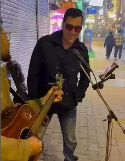 क्या है सुधांशु पांडेय का अनोखा अनुभव सड़क पर गाना गाने का?