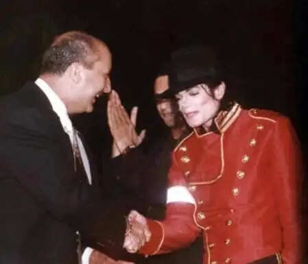 अनुपम खेर ने माइकल जैक्सन को याद करते हुए साझा की भावुक तस्वीर