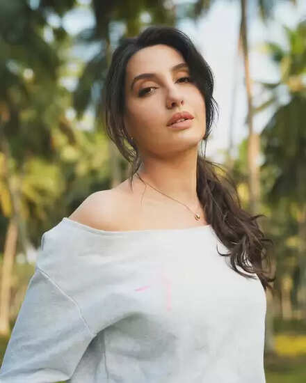 क्या है 'सरके चुनर' गाने का विवाद? नोरा फतेही ने राष्ट्रीय महिला आयोग के सामने पेश होने का किया फैसला
