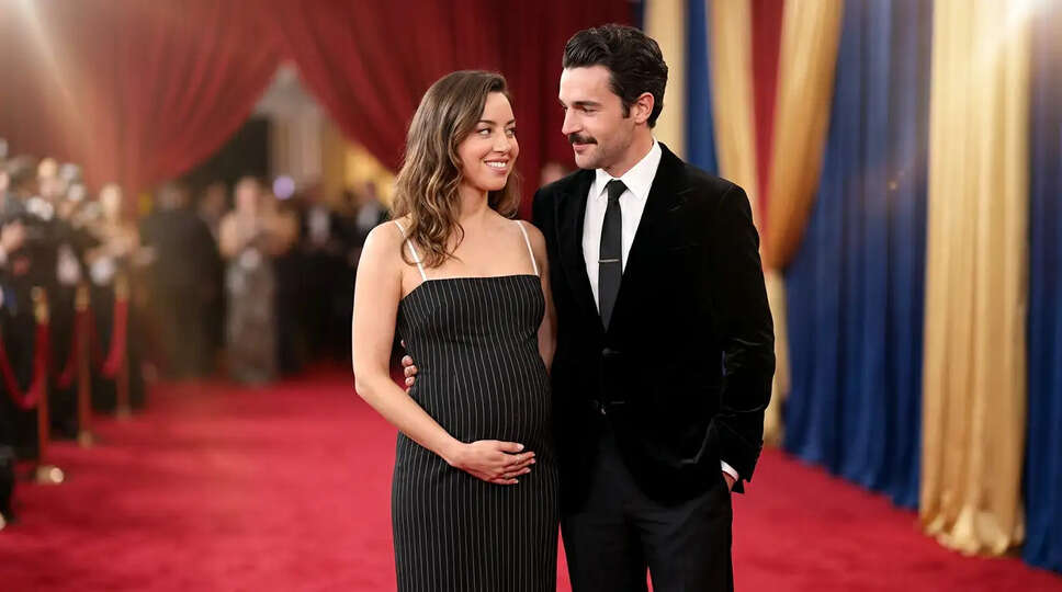 Aubrey Plaza और Chris Abbott ने Tony Awards में बेबी बंप के साथ बिखेरा जलवा!