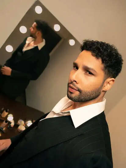 सिद्धांत चतुर्वेदी का फैशन मंत्र: असली स्वैग है नेचुरल रहना!