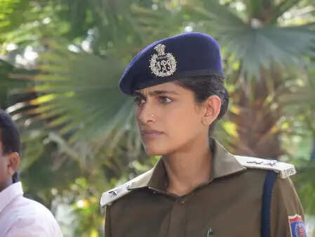 क्या वर्दी में अभिनेत्रियों ने दी नई ताकत की परिभाषा? जानें इनकी अनोखी भूमिकाएं!