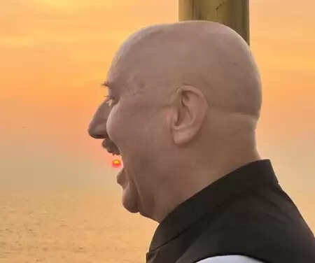 अनुपम खेर का अनोखा अंदाज: क्या सूरज को खा रहे हैं? जानें उनके नए पोस्ट के बारे में!