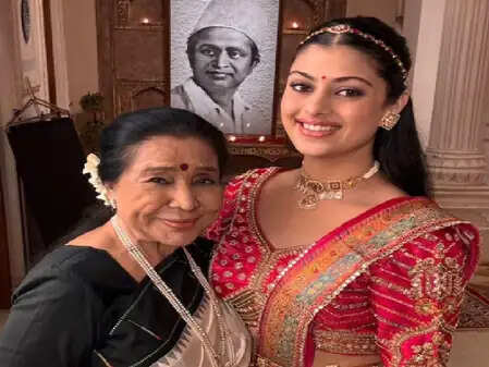 आशा भोसले को भावुक विदाई: पोती जनाई ने साझा की यादें और भावनाएं