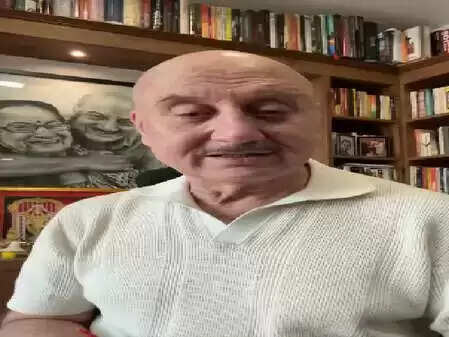 अनुपम खेर ने दिसंबर के विदाई पर सुनाई दिल छू लेने वाली कविता, जानें क्या कहा!