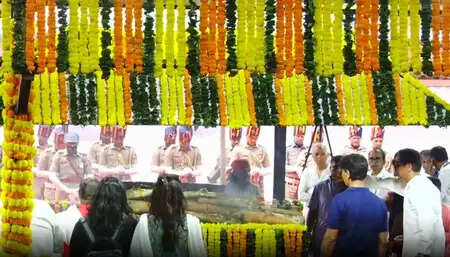 आशा भोसले को अंतिम विदाई: संगीत की दुनिया का एक युग समाप्त