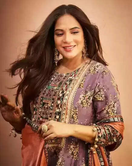 ऋचा चड्ढा: कॉमिक से लेकर गंभीर किरदारों तक, जानें इस बहुआयामी अदाकारा की कहानी