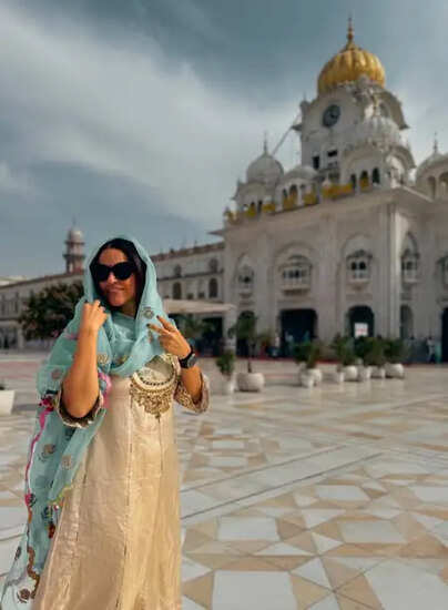 नेहा धूपिया की अमृतसर यात्रा: स्वर्ण मंदिर में श्रद्धा और स्वाद का संगम!