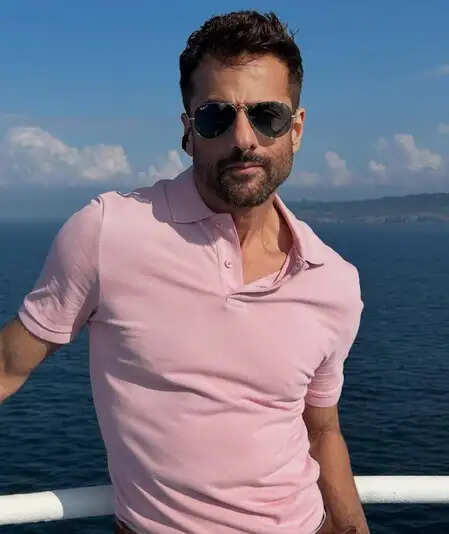 फरदीन खान ने बेटी डियानी के साथ साझा किया भावुक डांस वीडियो, जानें क्या कहा!