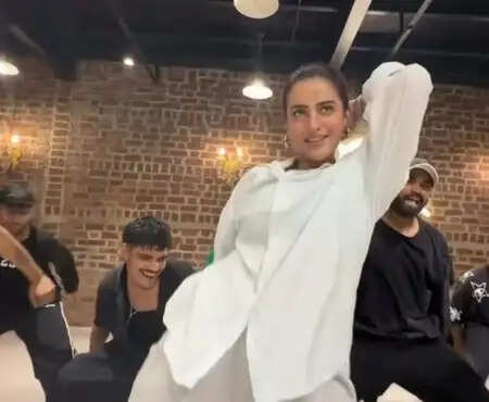 क्या है भोजपुरी क्वीन अक्षरा सिंह का नया हिट गाना 'चुम्मा लेला राजा जी'?