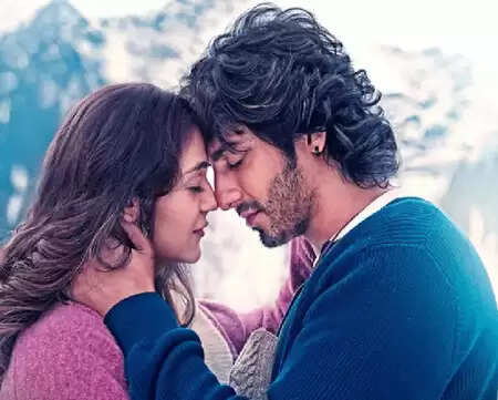 2025 में बॉक्स ऑफिस पर छाई हिट फिल्मों की लहर: जानें कौन सी फिल्में बनीं सुपरहिट!