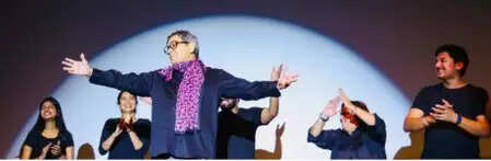 सुभाष घई ने छात्रों के साथ 'ओम शांति ओम' पर किया धमाकेदार डांस, जानें क्या हुआ!