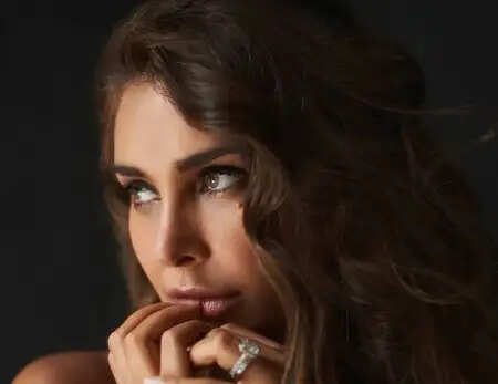 कनाडाई-भारतीय अभिनेत्री लिसा रे की नई कविता पुस्तक: क्या है इस किताब में खास?