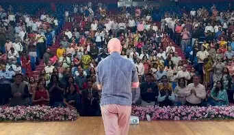 अनुपम खेर का नाटक 'कुछ भी हो सकता है' दर्शकों के दिलों को छू रहा है!