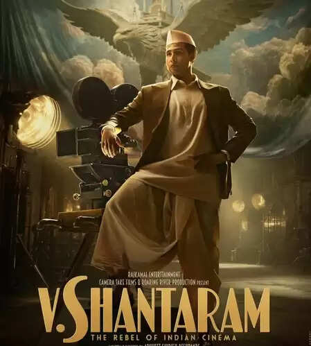 सिद्धांत चतुर्वेदी का नया लुक: 'वी. शांताराम' में दिखेंगे मृणाल ठाकुर के साथ!