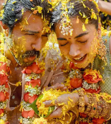 तेलुगु स्टार विजय देवरकोंडा और रश्मिका मंदाना की शादी: हल्दी रस्म की मजेदार झलक!