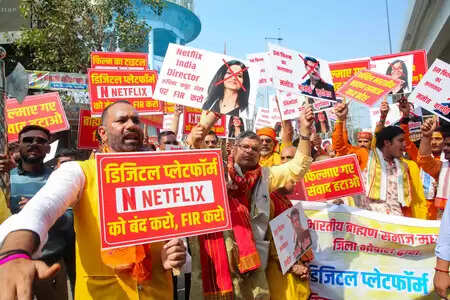 क्या है 'घूसखोर पंडित' विवाद? लखनऊ में डायरेक्टर और टीम के खिलाफ एफआईआर दर्ज