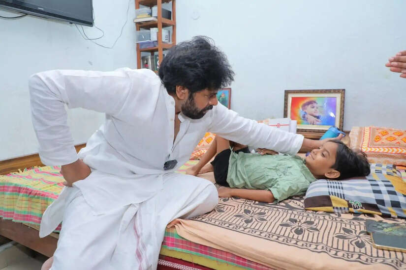 पवन कल्याण ने नन्हे फैन से मिलकर दिखाई मानवता की मिसाल, जानें पूरी कहानी!