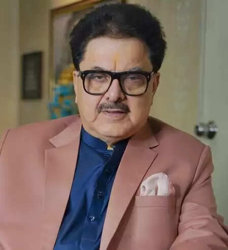 जान्हवी कपूर की बहादुरी पर अशोक पंडित ने की प्रशंसा, बांग्लादेश में अल्पसंख्यकों के लिए उठाई आवाज