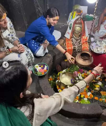 अनन्या पांडे की धार्मिक यात्रा: त्र्यंबकेश्वर ज्योतिर्लिंग के दर्शन से फैंस को किया मंत्रमुग्ध!