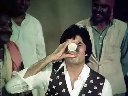 क्या आप जानते हैं 'खईके पान बनारस वाला' गाने की शूटिंग के दौरान अमिताभ बच्चन को क्या हुआ था?