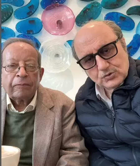 अनुपम खेर की कॉलेज के टीचर से दिलचस्प मुलाकात, जानें क्या हुआ खास!