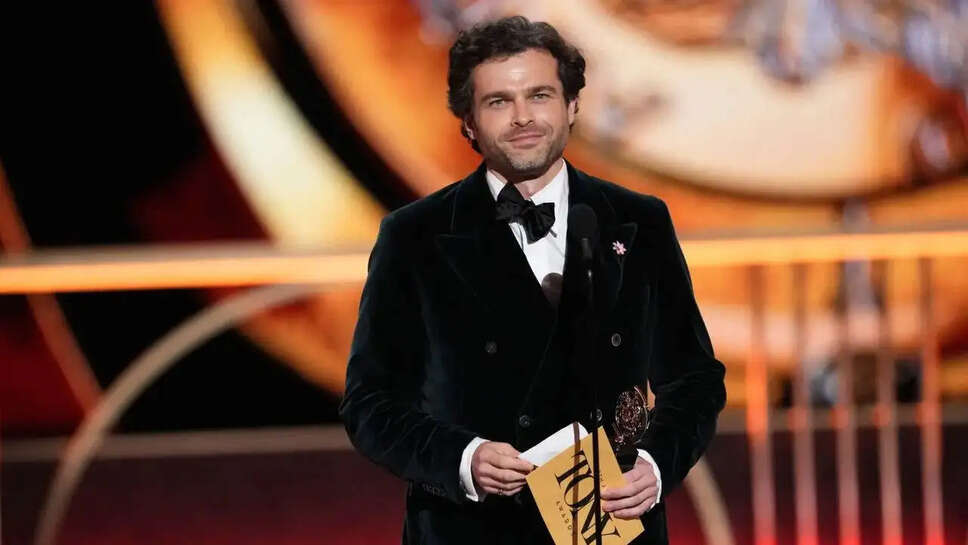 क्या Alden Ehrenreich ने Broadway पर अपने करियर की नई ऊँचाई हासिल की?