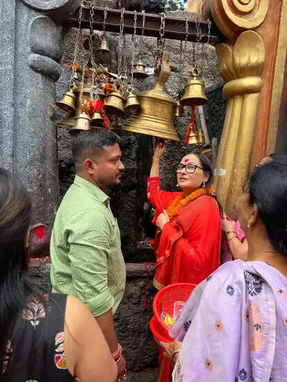 जया प्रदा ने कामाख्या मंदिर में मां का आशीर्वाद लिया, जानें उनकी नई फिल्म के बारे में!