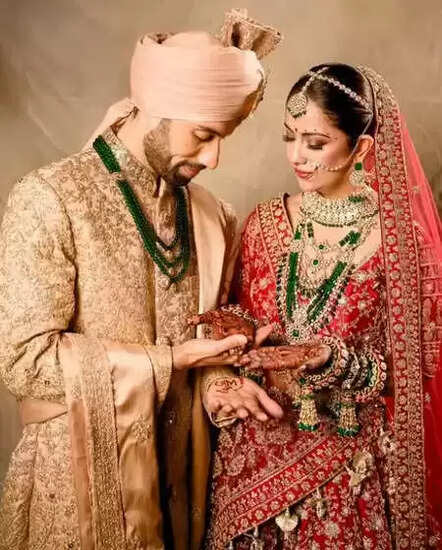 2025 में कौन-कौन से सितारे बंधे शादी के बंधन में? जानें इनकी खास प्रेम कहानियाँ!