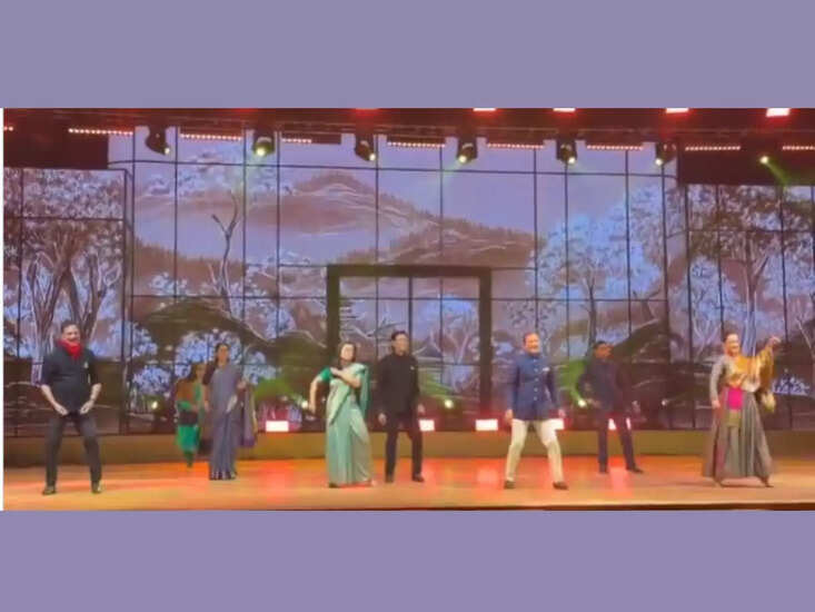 क्या राजनीतिक मतभेद भुलाकर नाचने लगे हैं सांसद? देखें कंगना और महुआ का मजेदार डांस!