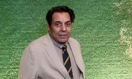 हिंदी सिनेमा के दिग्गज धर्मेंद्र का निधन: जानें उनके करियर की अनकही बातें