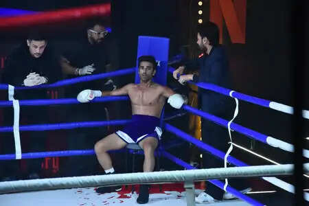 क्या अभिनेता Pulkit Samrat ने बॉक्सिंग रिंग में तोड़ा नया रिकॉर्ड? जानें 'ग्लोरी' के ट्रेलर लॉन्च पर!