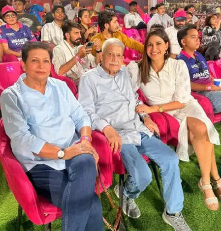 अहाना कुमरा ने माता-पिता के लिए आईपीएल मैच में मनाया खास दिन, जानें कैसे!