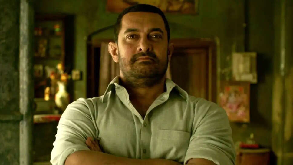 क्या Aamir Khan ने अपने फैंस के आर्टवर्क को फेंक दिया? जानें इस वायरल वीडियो की सच्चाई!